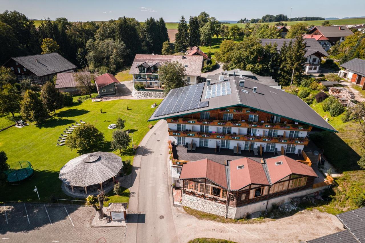 Voralpenhotel Schmoller Sankt Georgen im Attergau Ngoại thất bức ảnh