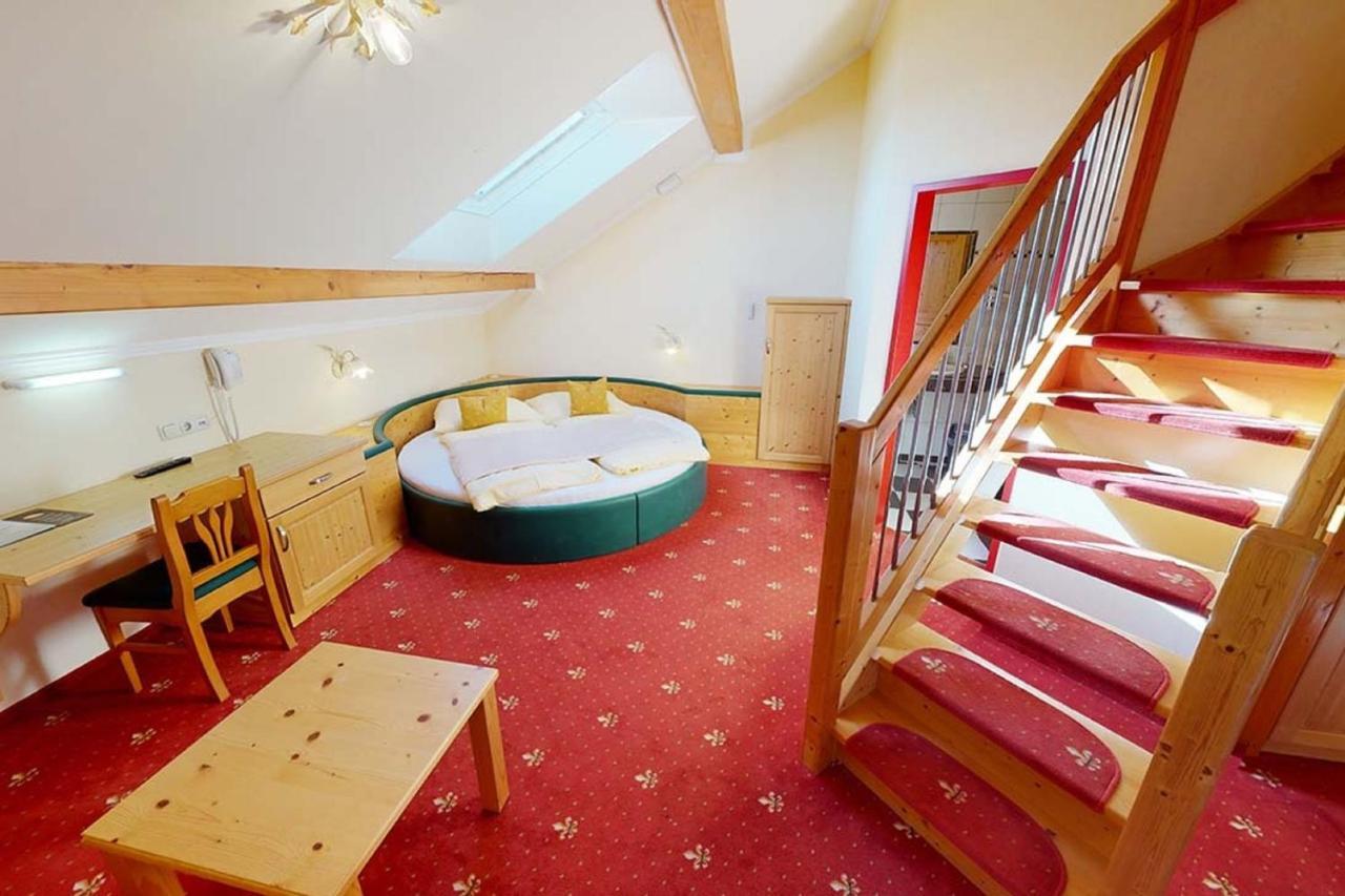 Voralpenhotel Schmoller Sankt Georgen im Attergau Ngoại thất bức ảnh